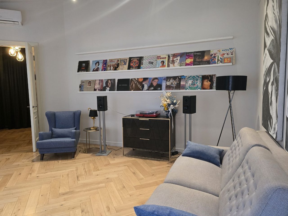 так музыкальная часть выглядела до нашего появления в этом пространстве