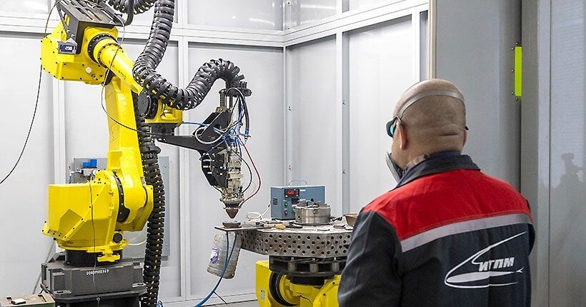 Лазерная установка позволяет восстанавливать детали авиационных двигателей.