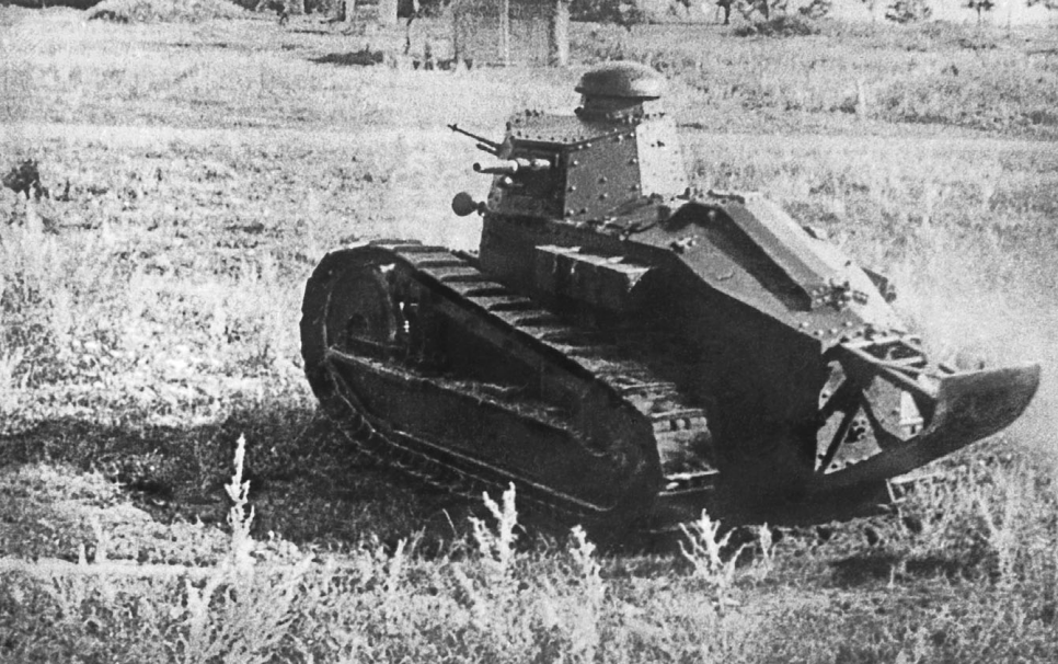 фото - Коломиец М., Федосеев С. "Танк №1 - Рено ФТ-17. Первый, легендарный"; до постановки в серию малого танка МС-1 в 1928-м году, всё серийное производство танков в СССР ограничивалось пятнадцатью экземплярами Рено-русского построенными в 1920-м году, остальной танковый парк составляли трофеи Гражданской войны