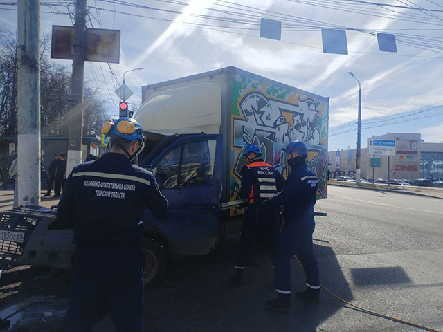 Только что «ГАЗель» затормозила в столб на площади Гагарина в Твери