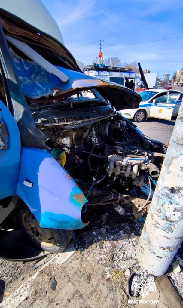 Только что «ГАЗель» затормозила в столб на площади Гагарина в Твери