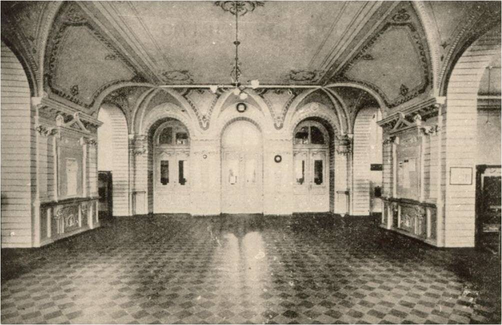 Так центральный холл первого этажа Ростовского коммерческого училища выглядел до революции