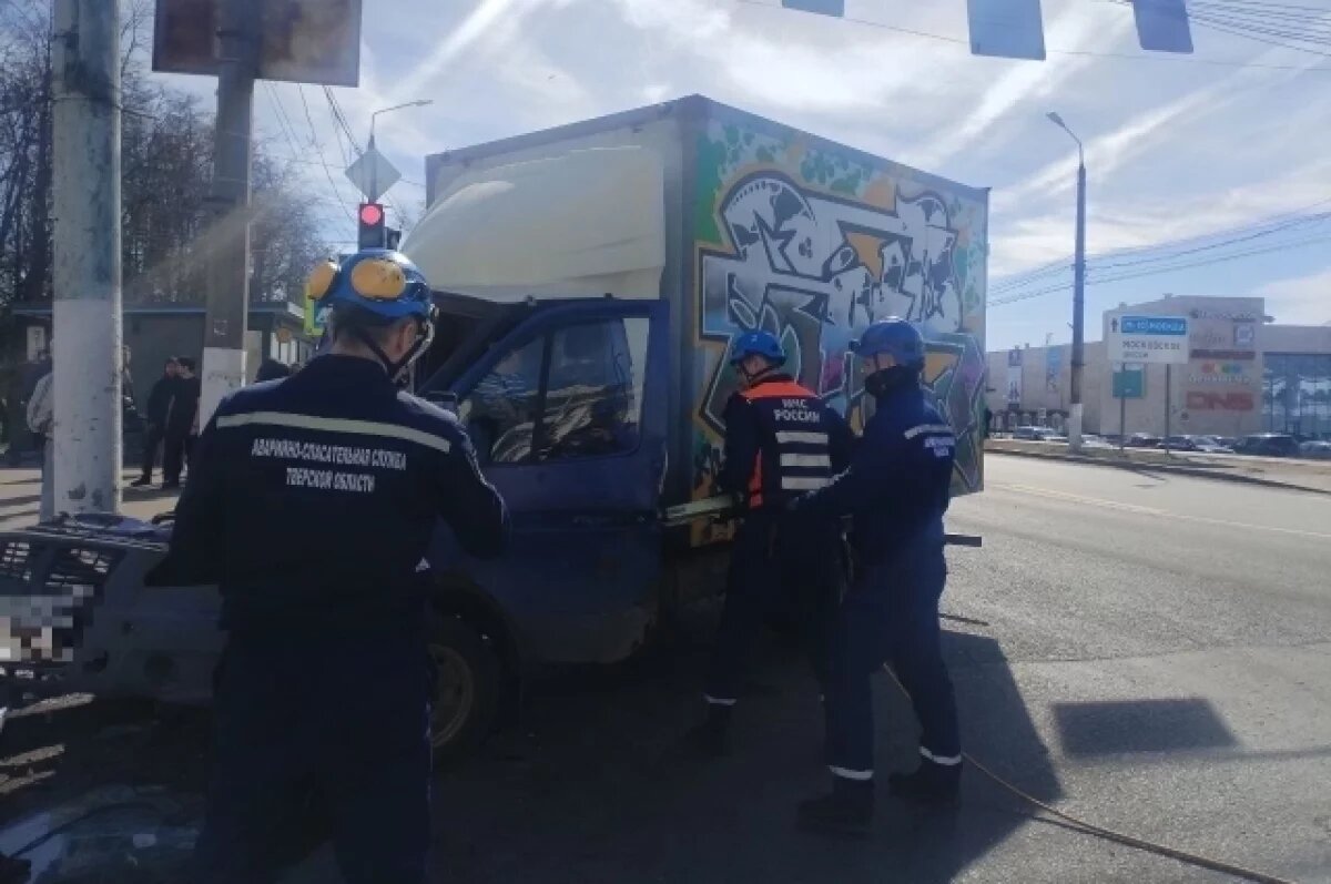    В Твери «газель» врезалась в столб на площади Гагарина