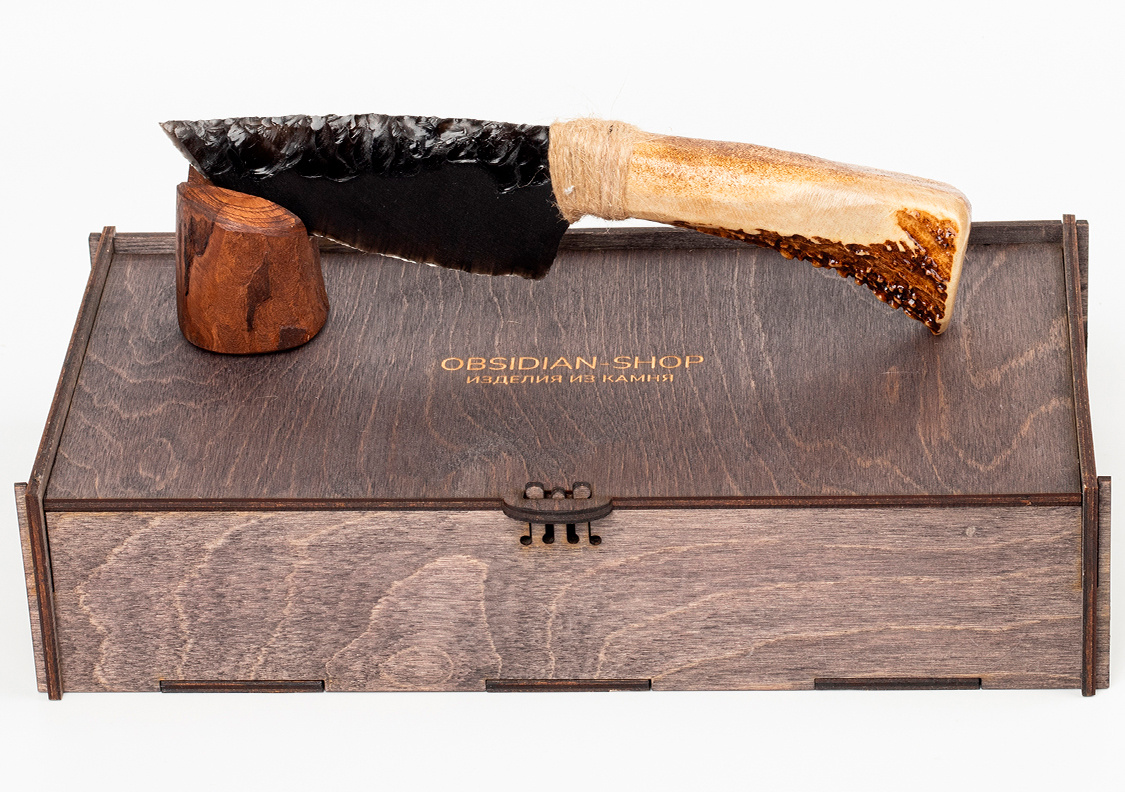 Сувенирный нож с лезвием из Обсидиана и рукояткой из оленьего рога.