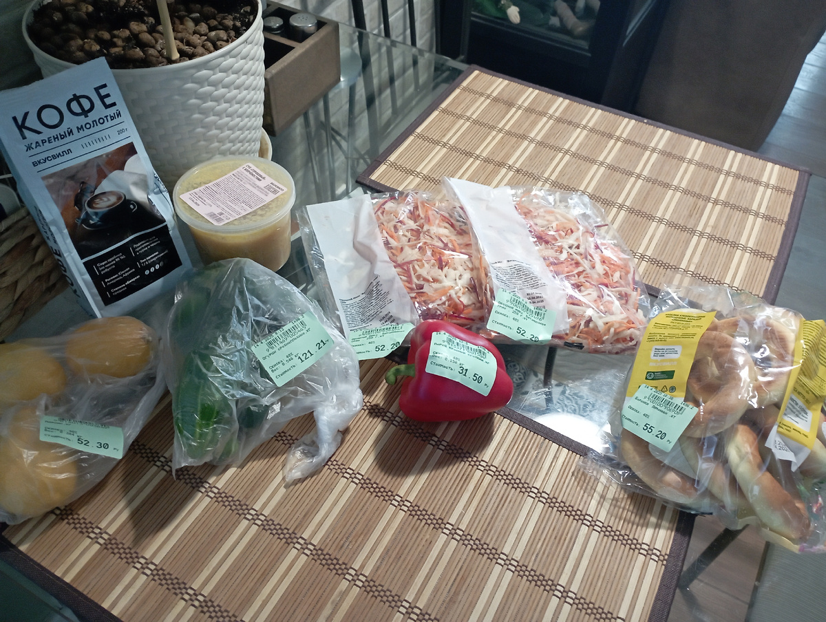 Суп и баранки для ребёнка, а овощи всём. Кстати, ребёнок сам ест сладости дозировано, может большую шоколадку на три дня разделить. 