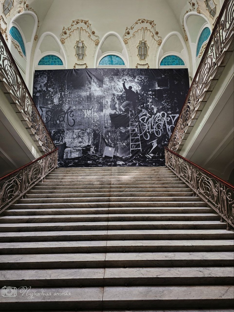 Непривычно видеть граффити в отреставрированном дворце. Фото: Парадная гостья