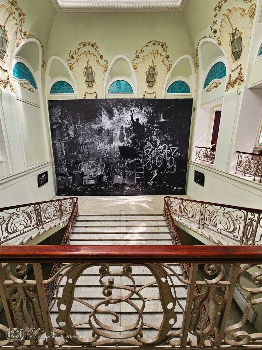 Непривычно видеть граффити в отреставрированном дворце. Фото: Парадная гостья