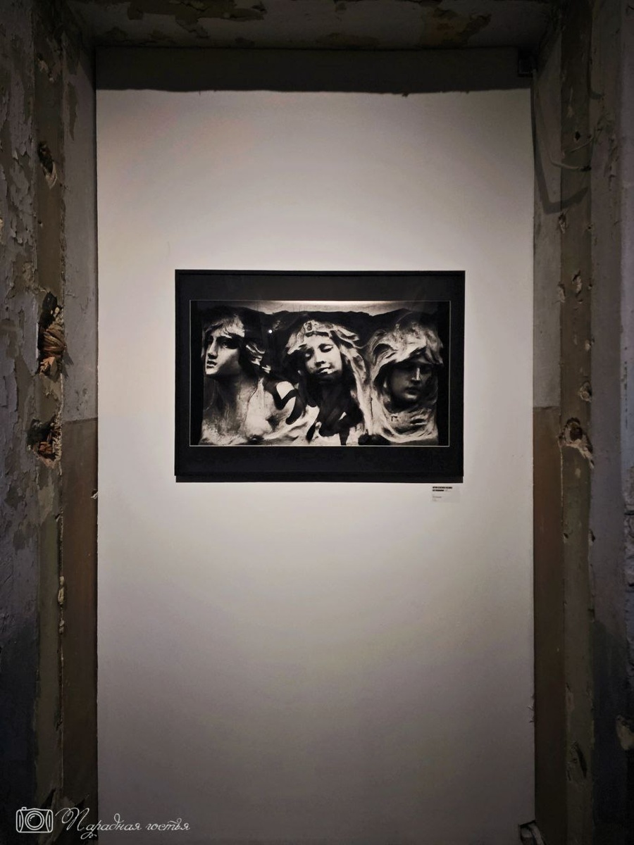 В Екатериринском собрании есть неотреставрированный зал. В нем разместили фотографию барельефа с Садовой улицы, который был некогда исписан граффити. Фото: Парадная гостья