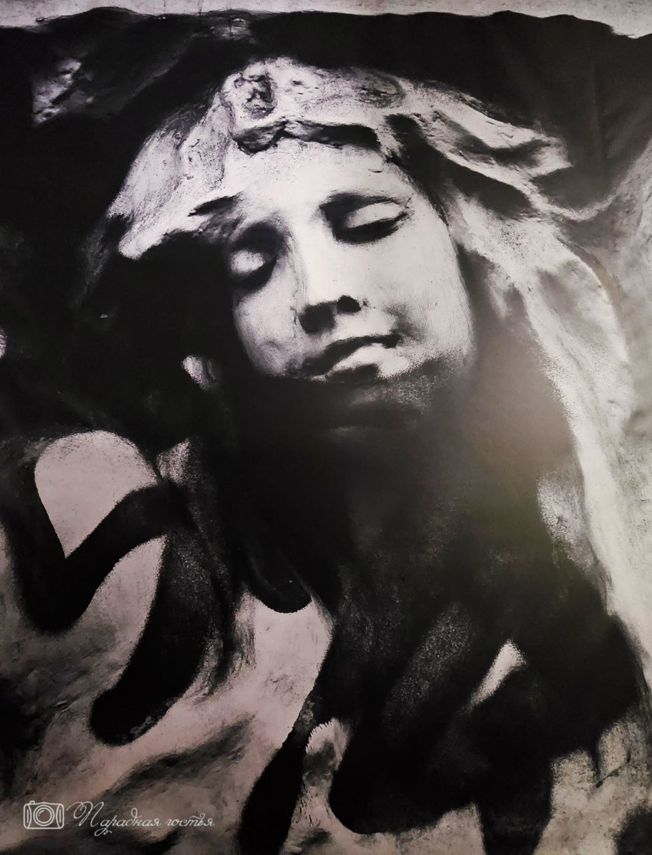 В Екатериринском собрании есть неотреставрированный зал. В нем разместили фотографию барельефа с Садовой улицы, который был некогда исписан граффити. Фото: Парадная гостья