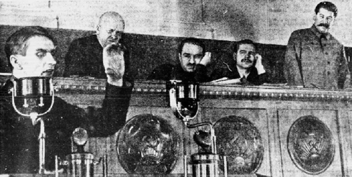 Лысенко выступает в Кремле в 1935 году. На заднем фоне слева направо: Станислав Косиор, Анастас Микоян, Андрей Андреев и Иосиф Сталин. Общественное достояние