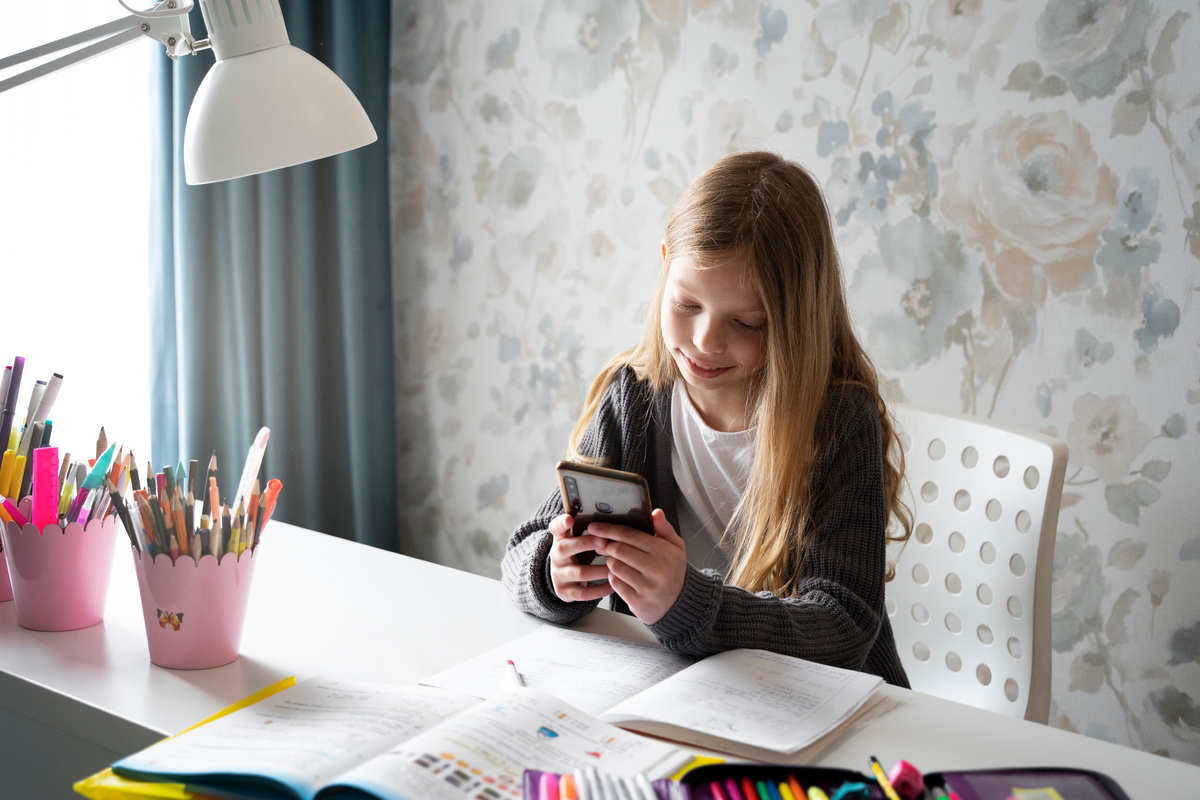 источник фото:https://ru.freepik.com/free-photo/high-angle-girl-with-smartphone-desk_27639572.htm#fromView=search&page=2&position=1&uuid=236aa837-80b4-4d8c-870d-31e29d0bbc29&query=подросток+с+телефоном+в+школе