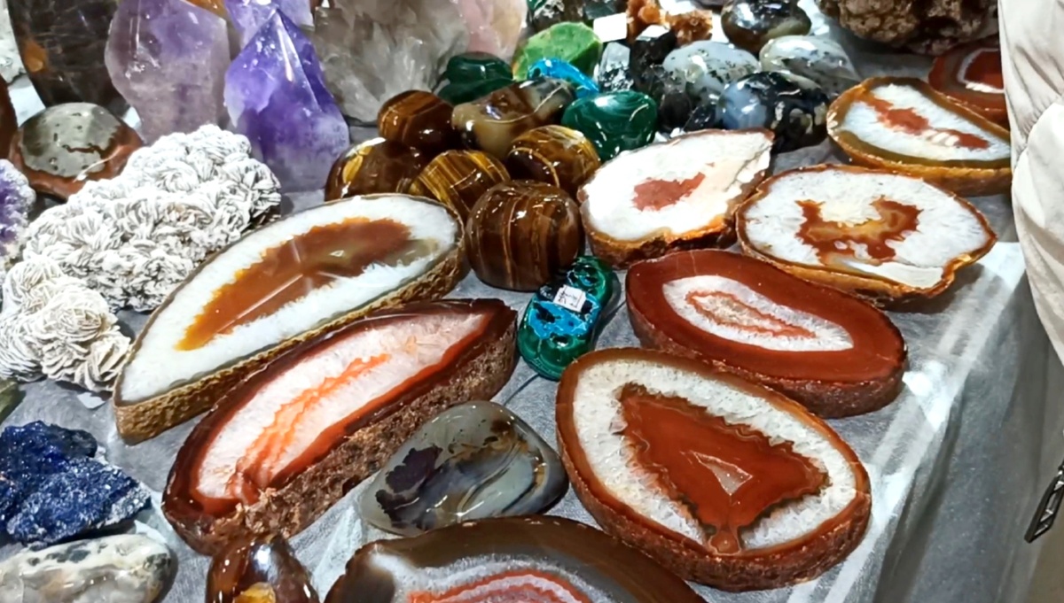Очень красивые камни на ярмарке камней. Кадр из видео-обзора
