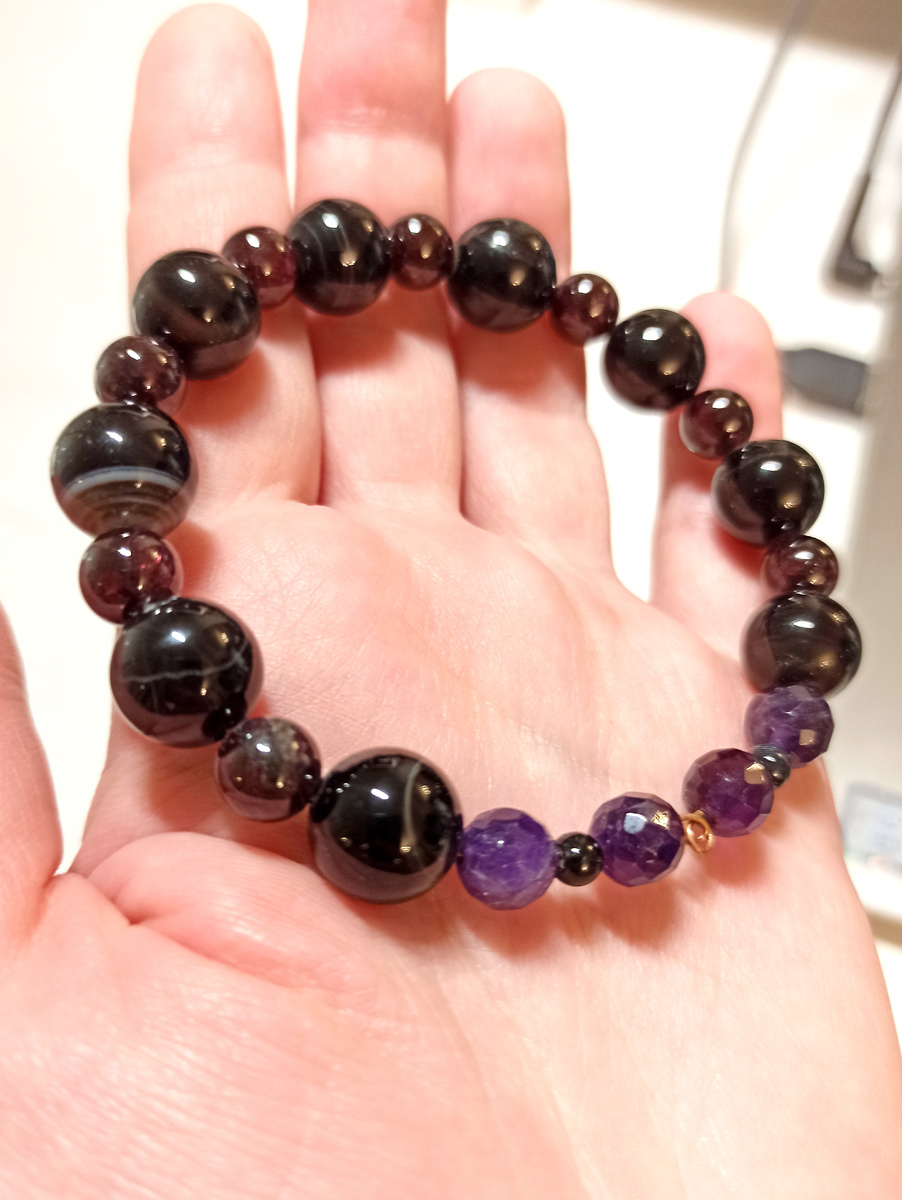 Самые крупные бусины в данном браслете- чëрный агат с белыми полосами. Автор фото и сборки браслета Мария Светлова