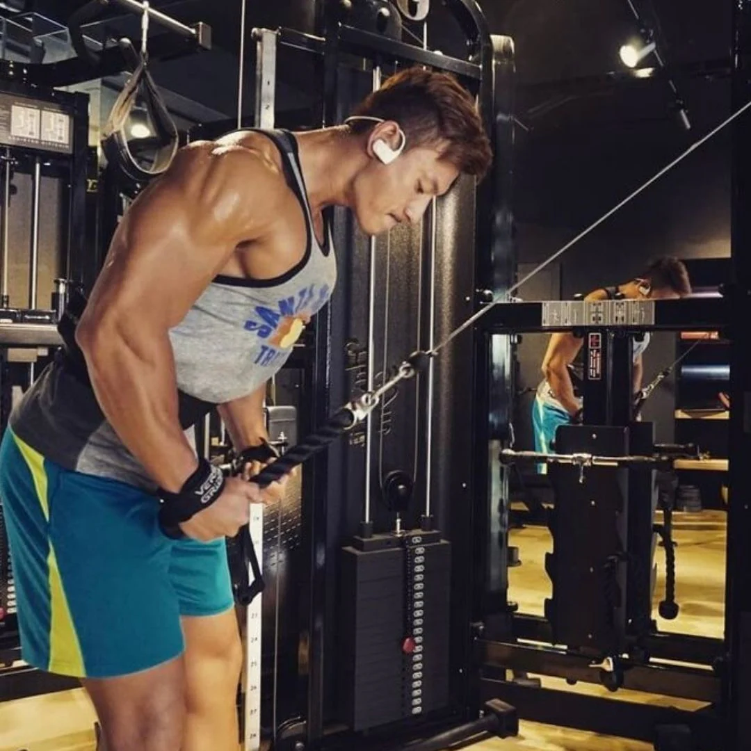 Упражнение "Пулловер". Помогает проработать широчайшие мышцы спины (ее ширину).