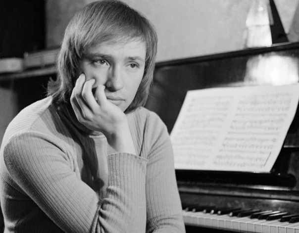  Советский и российский певец и композитор