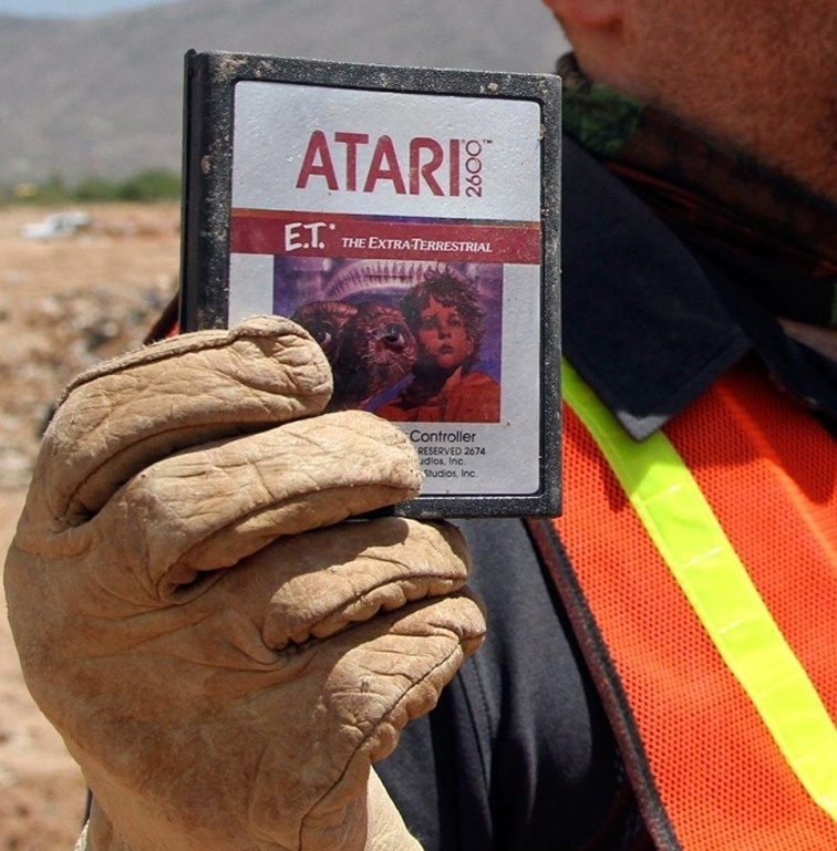 Американский рынок рухнул под грузом провальных проектов вроде E.T. for Atari, зарытых в пустыне Нью-Мексико.