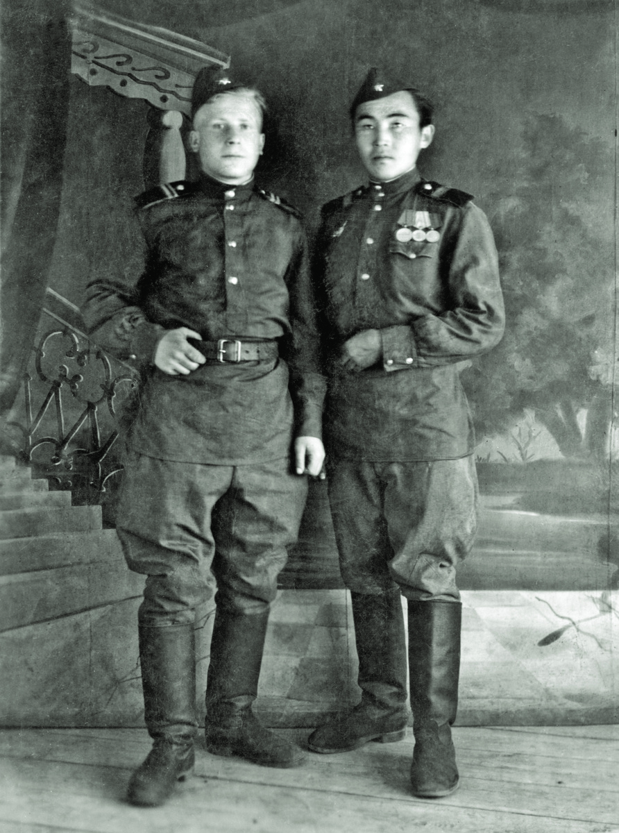 Иван Антипин с сослуживцем. Фото из личного архива Прокопия Антипина