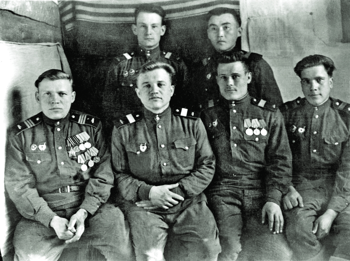 Иван Антипин с боевыми товарищами. Фото из личного архива Прокопия Антипина