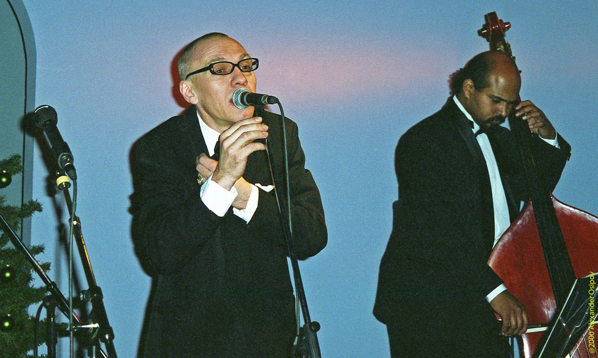 Александр Ф. Скляр выступает с программой «Запрещать запрещается», посвященной Вертинскому. Клуб «Кино», 16 декабря 2000 г.