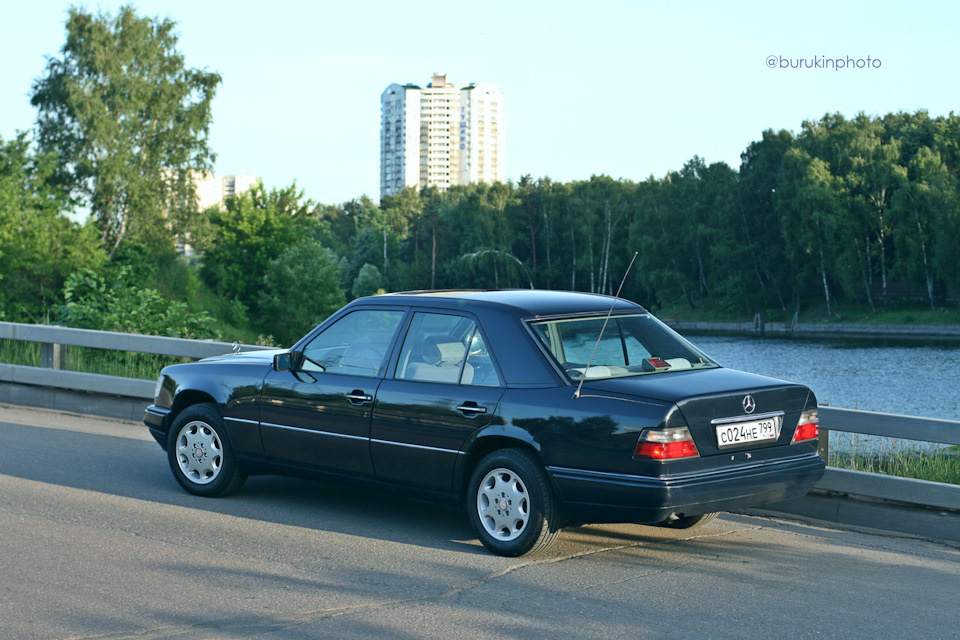 Один из моих любимейших цветов Мерседес-Бенц: 904, он же "DunkleBlau" / "Midnight Blue" или "Полуночный синий". Был доступен с 1968 года.