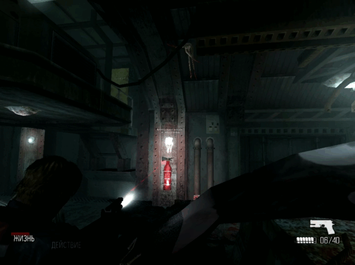 Gif картинка: "Том сражается на фоне пойманного кита из игры Cold Fear"