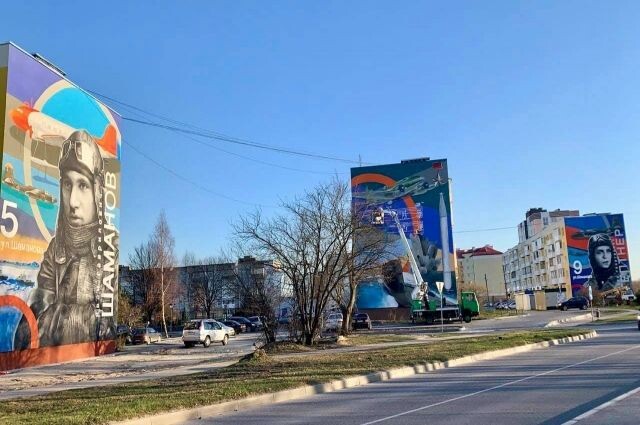 На фото полная экспозиция из трех муралов на ул. Шаманова