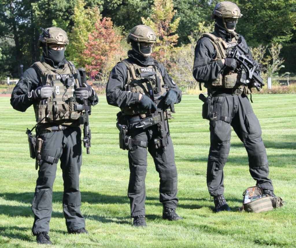 Сотрудники подразделения немецкой полиции GSG-9