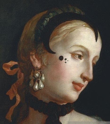 Дама XVIII века с мушками на лице.