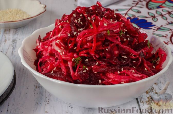 капуста квашеная, свекла, лук репчатый, масло растительное, зелень укропа, кунжут, соль, перец чёрный молотый