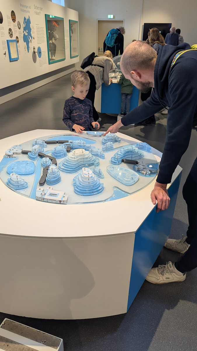 Ну очень любопытный человек, которому все интересно