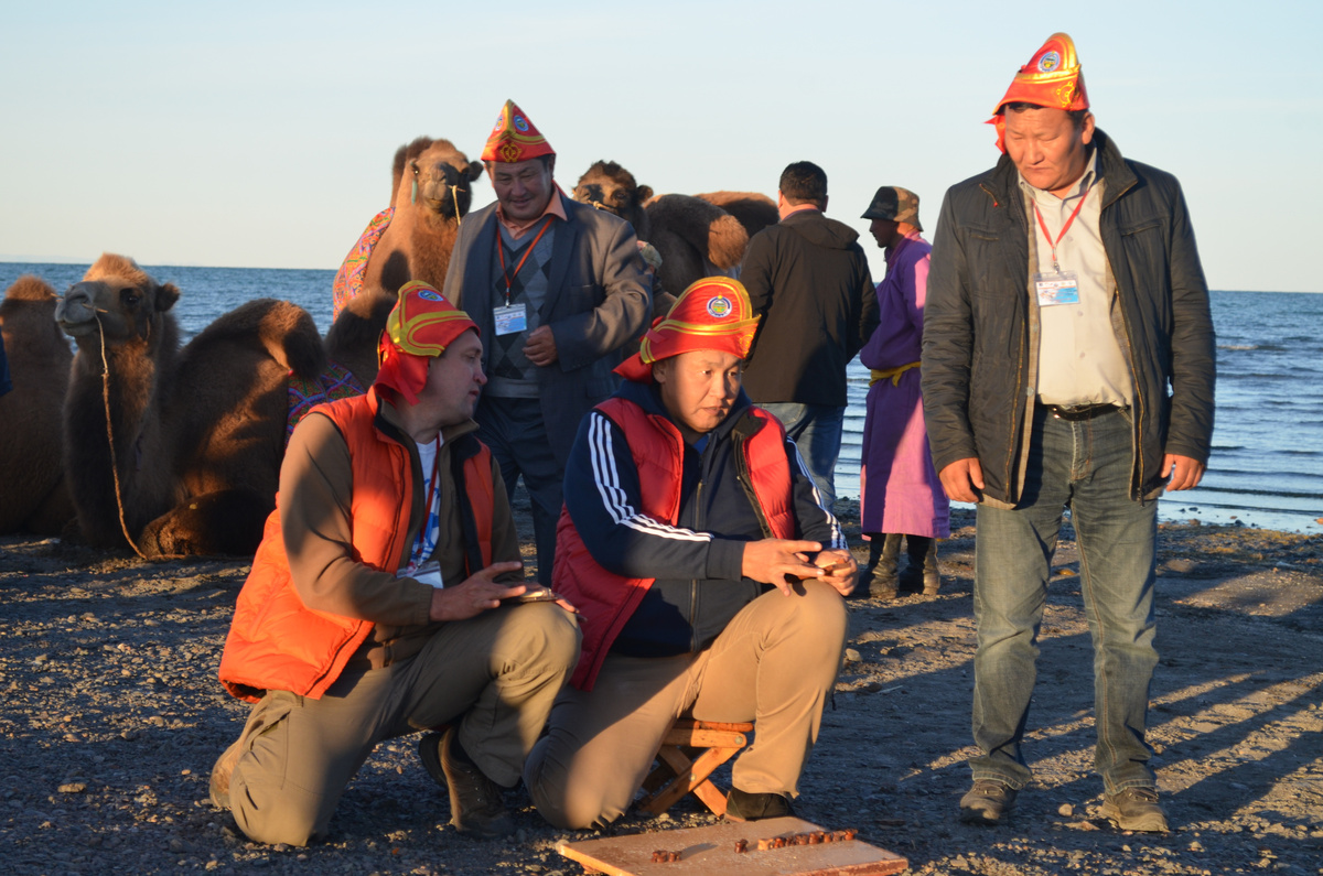  Русские с монголами играют в национальную монгольскую игру "кости"