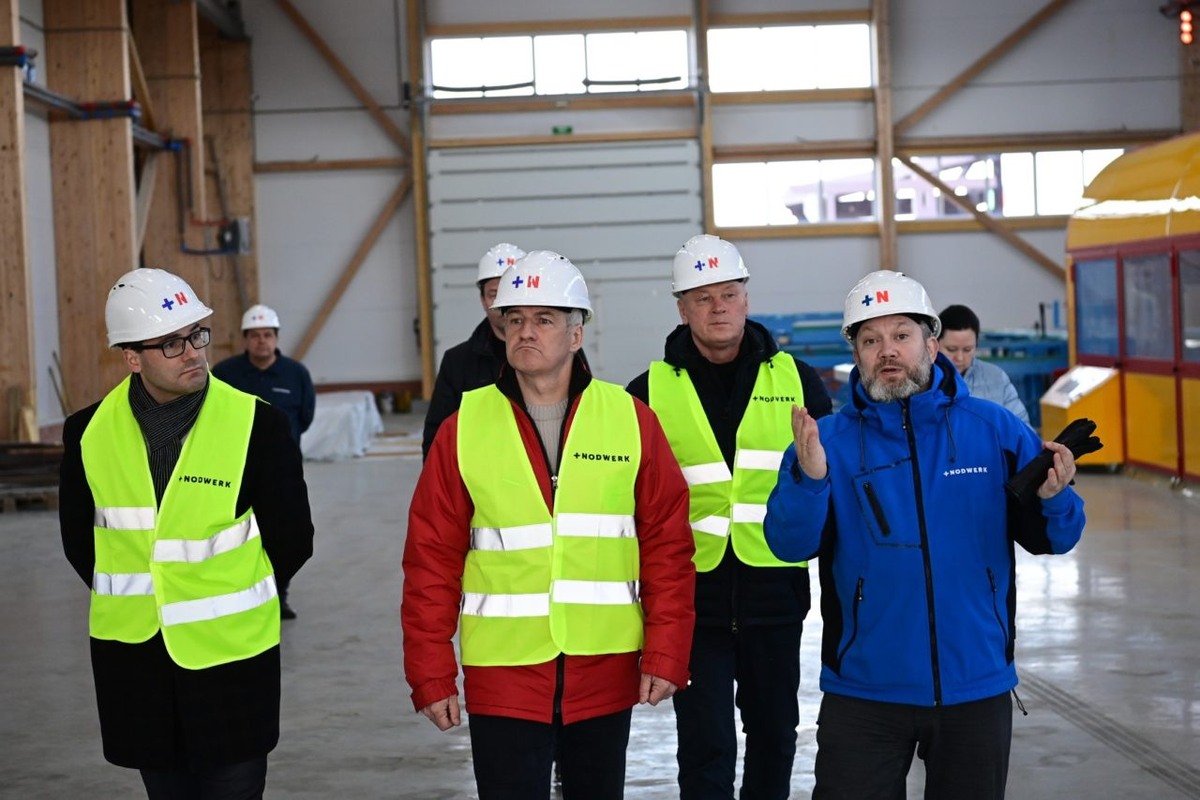    Глава Карелии Артур Парфенчиков осматривает новый цех компании +NODWERK. Фото: "Республика" / Сергей Юдин