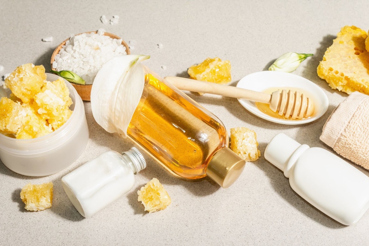 Источник изображения: freepik.com/free-photo/natural-elements-spa-with-honey_4774578.htm