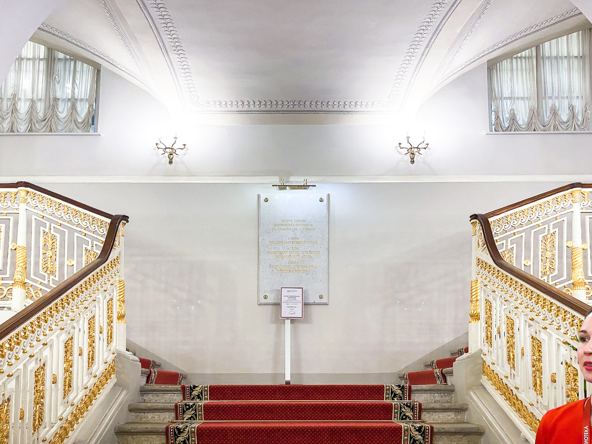 Парадная лестница ->