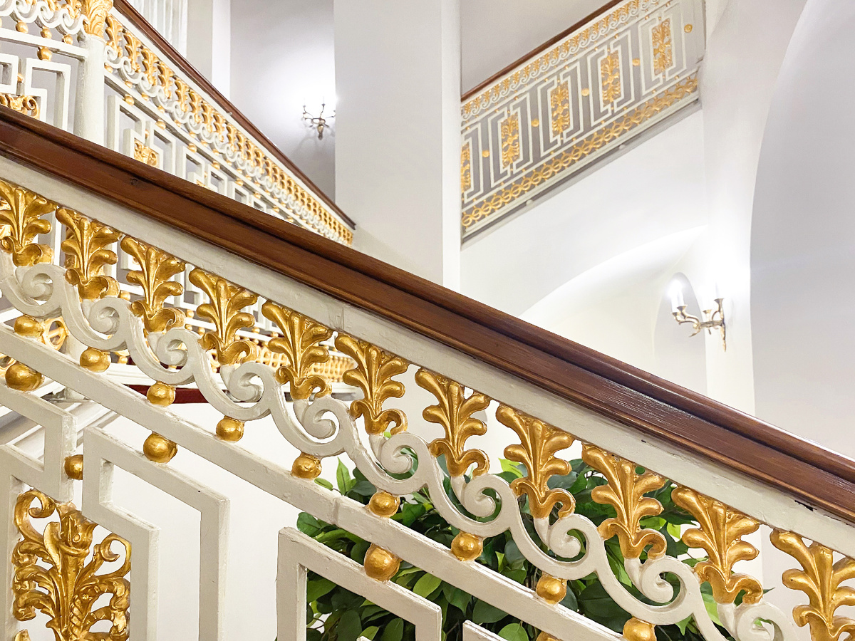 Парадная лестница ->