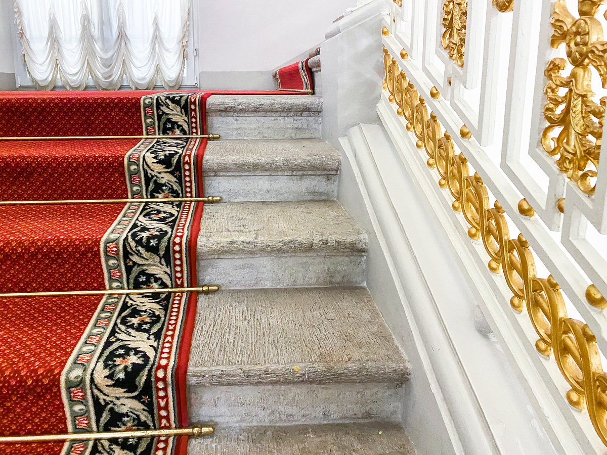 Парадная лестница ->