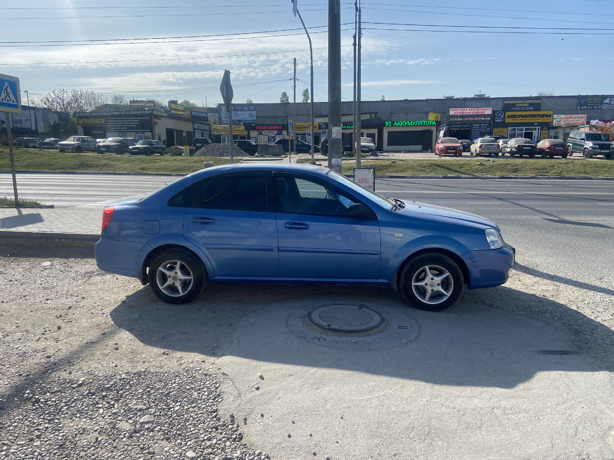  Почему тема запрета «старичков» вызывает недовольство?
Представьте: вы десятилетиями бережно ухаживали за своим автомобилем — меняли масло, ремонтировали узлы, вкладывали душу и деньги. И вдруг государство заявляет: «Ваша машина слишком старая. Ей не место на дорогах!». Именно такой сценарий всё чаще обсуждается в России.                                                                                                                                                  
   Идея запрета старых автомобилей, подогреваемая чиновниками и лоббистами автопрома, вызывает волну гнева и возмущения среди миллионов автовладельцев.