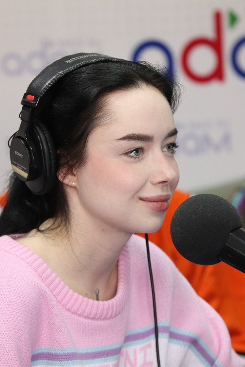    Певица Polnalyubvi в эфире радио «Адам» в Ижевске. Фото: Александра Рыбалкина