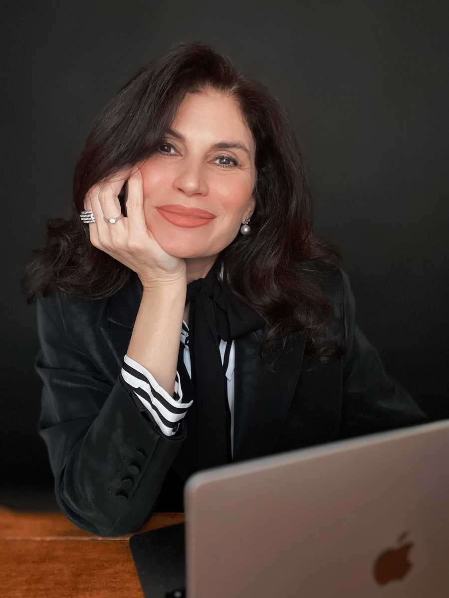 Измена – это еще не конец отношениям, а маркер дисбаланса в паре. Иногда партнер таким образом хочет обратить на себя и свои желания внимание, иногда это может быть связано с расстройством личности. В любом случае, это повод обратиться в психологу, чтобы прояснить ситуацию и улучшить взаимоотношения