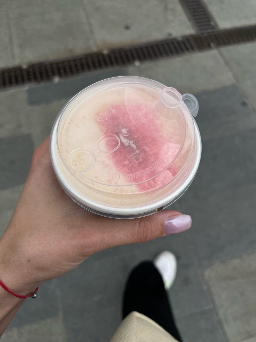 Люди так любят кофе, что пьют его даже на улице.