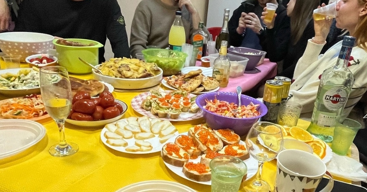 Если и пить, то только в компании, а не в одиночку.