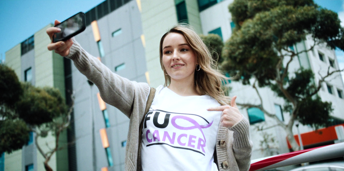 Надпись на футболке: "Fuck cancer" ("К чёрту рак").