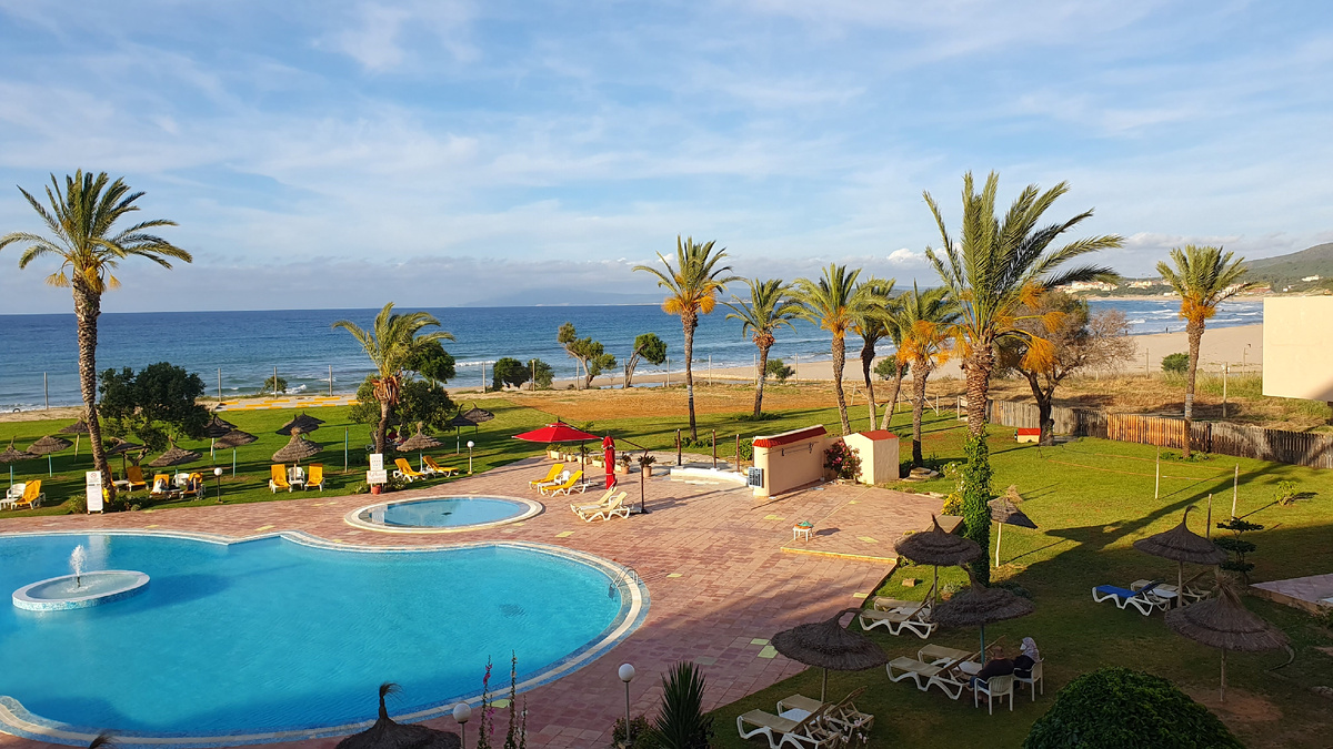 Территория небольшой гостиницы в Тунисе