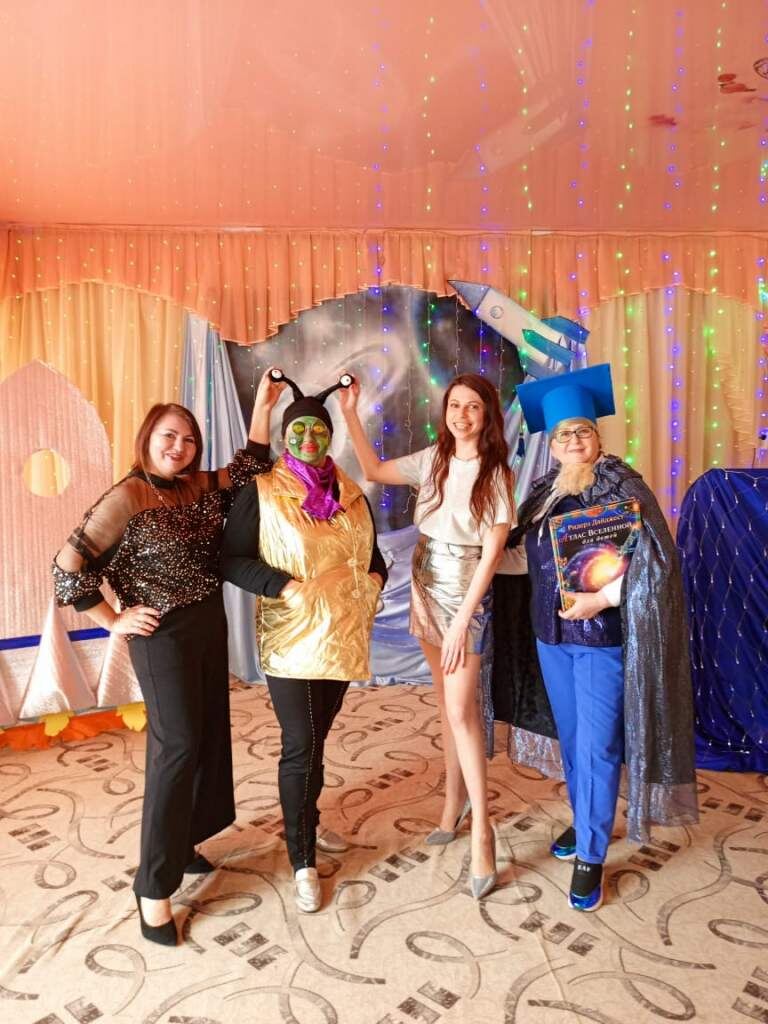    Медсестра Н. Ю. Джуганова, Пришелец (воспитатель С. С. Махмадхонова), заведующая Н. В. Карпенко, Астроном (воспитатель Л. П. Кошевая). Редакция газеты "Наш край"