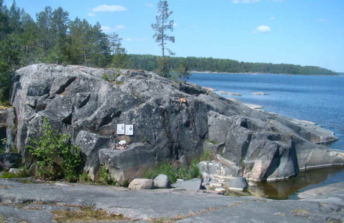 Вид с боку мемориальная стена с табличками. 