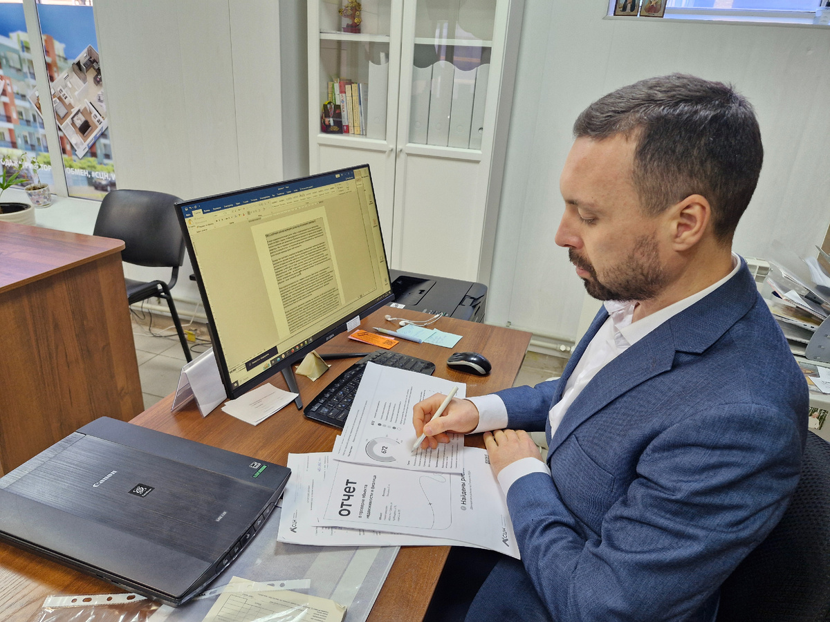 Юрист агентства СЦН проводит проверку квартиры и заполняет отчет о проверке