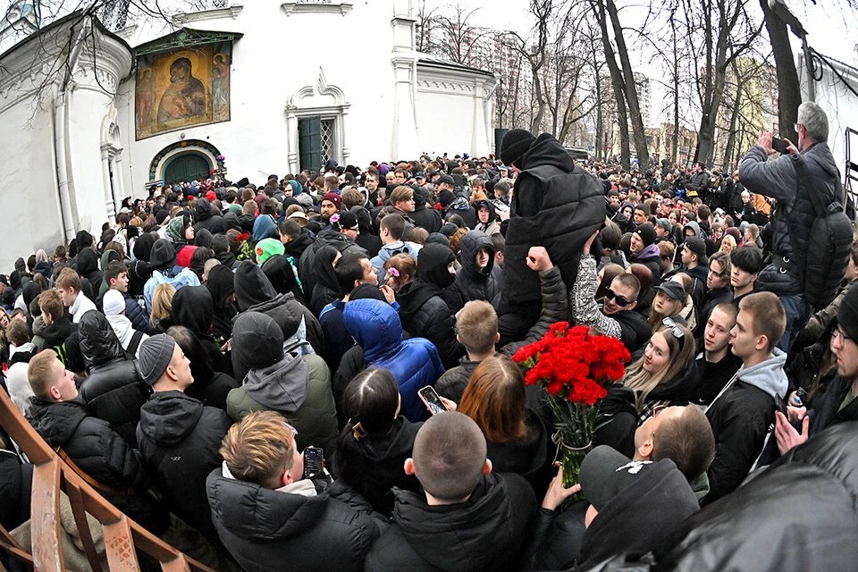 Фото В Москве прощаются с рэпером Пашей Техником
Сотни людей пришли проститься с рэпером Павлом Ивлевым, более известным как Паша Техник. Молодые фанаты устроили настоящий флешмоб, залезали на заборы и скандировали имя рэпера.  Фото доступное в интернет сервисах.
