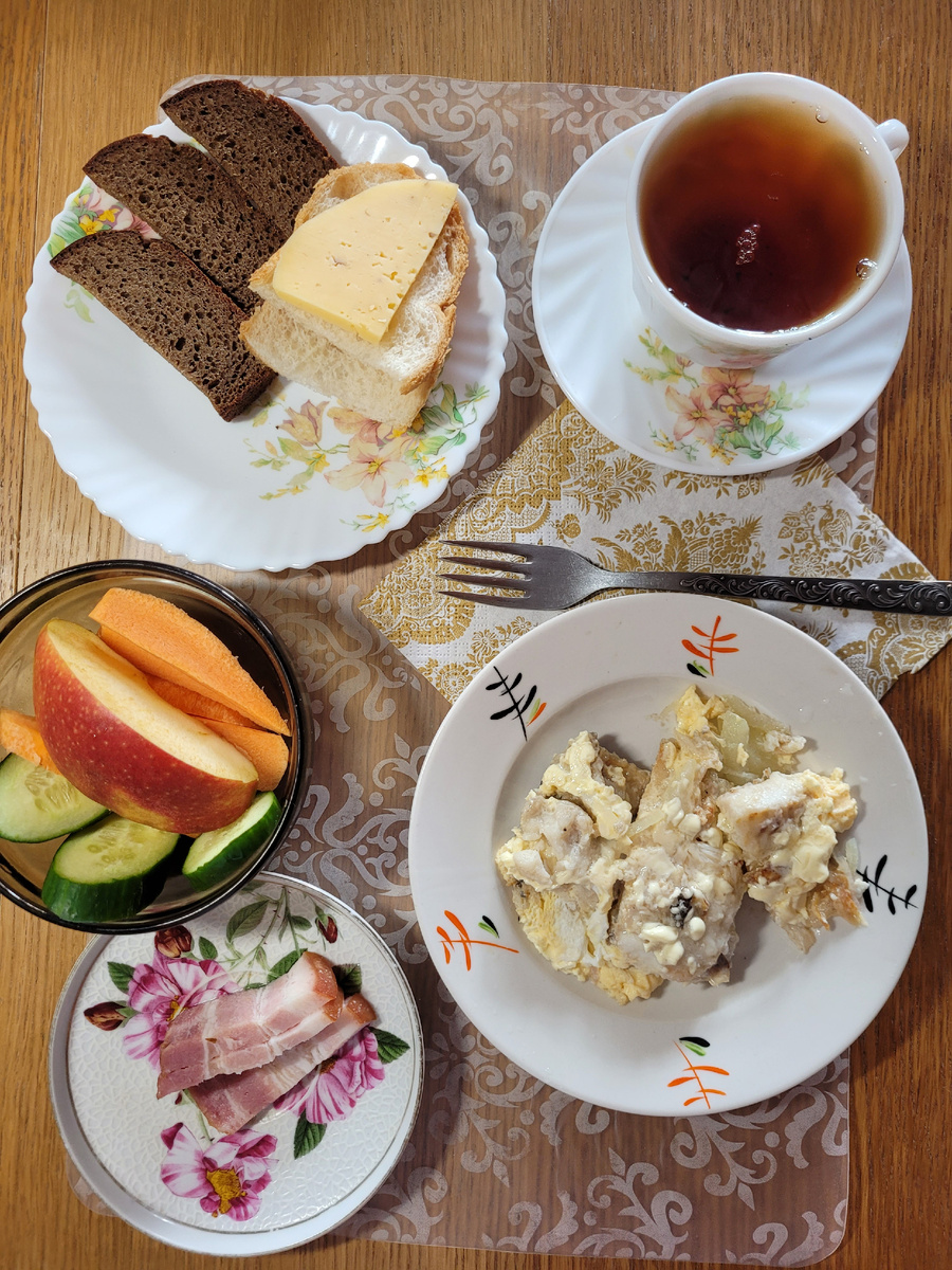 Рыба, сало, овощи, бутерброд, чай