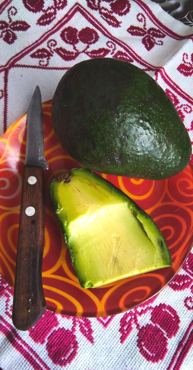 Авокадо на завтрак, заодно и масочку на лицо сделала.. 