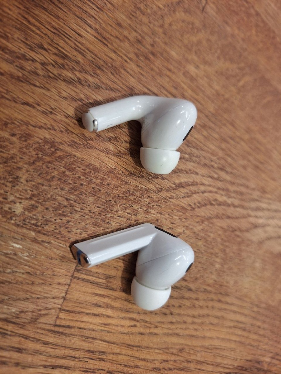 Сверху Apple AirPods 2 Pro, снизу Samsung Galaxy Buds 3 Pro